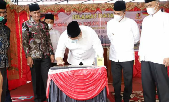 Walikota Solok Zul Elfian Umar menandatanganan prasasti Masjid Darianis Yatim.