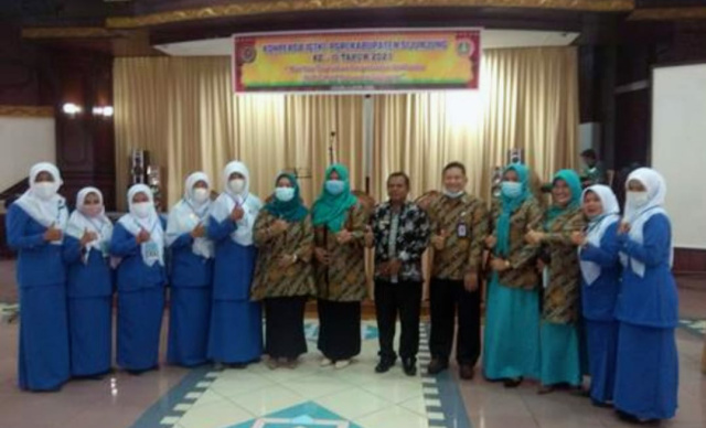 Bunda PAUD, Ketua GOW, Kadis Pendidikan dan Kabid foto bersama dengan pengurus IGTKI-PGRI saat konferda IGTKI -PGRI Sijunjung