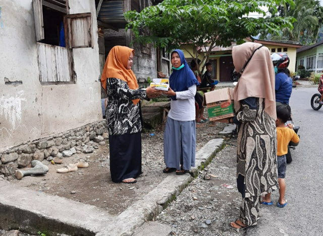 Anggota DPRD Pasaman, Eka Hariani bagi sembako