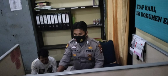 Tersangka Hendri Saputra (HS) panggilan Alai, saat diamankan Satreskrim Polres Dharmasraya, tersangkut kasus penganiayaan secara bersama, mengakibatkan hilangnya nyawa seseorang.