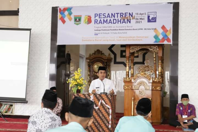 Wakil Walikota Ramadhani dihadapan para peserta pesantren.