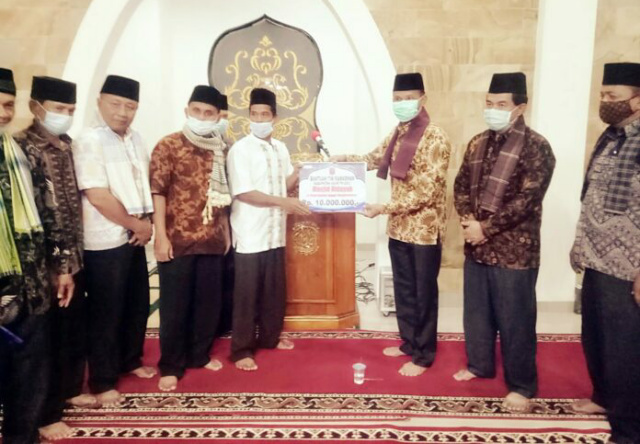 Suasana saat Tim IV Safari Ramadan Agam menyerahkan bantuan secara simbolis pada pengurus masjid