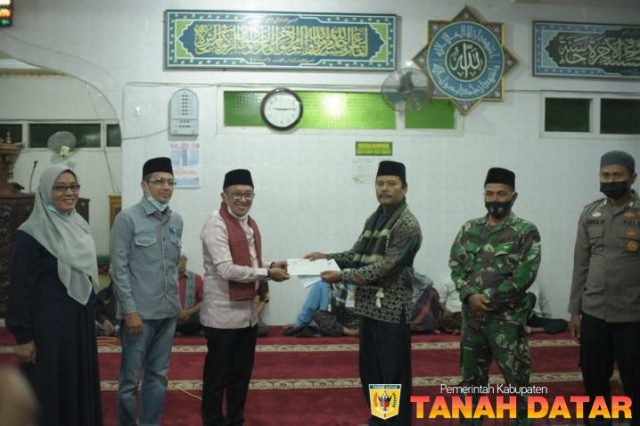 Bupatu Tanah Datar Eka Putra serahkan bantuan saat safari ke Masjid Raya Rambatan
