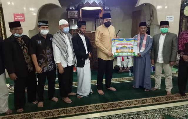 Wako Fadly Amran saat menyerahkan bantuan hibah ke pengurus Mesjid  Nurul Islam Ekor Lubuk, Jumat malam dalam lawatan tim safari ramadhan 1442 h. 