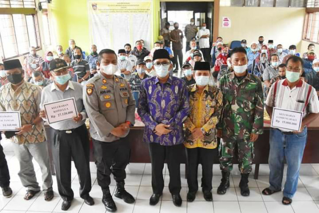 Walikota Padang Hendri Septa serahkan dana operasional RT/RW se-Kecamatan Pauh