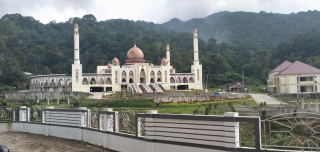 Bangunan megah Islamic Centre Serambi Mekkah Kota Padang Panjang terletak di jejeran Bukit Barisan tampak indah dan menawan.