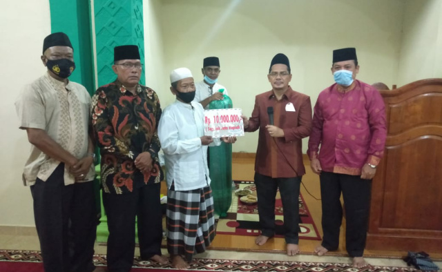 Ketua Tim Safari Ramadhan Kelompok VI, Ir. H. Adi Gunawan,M.M, serahkan bantuan kepada pengurus Masjid Muhajirin Nagari Simalidu, Kecamatan Koto Salak.