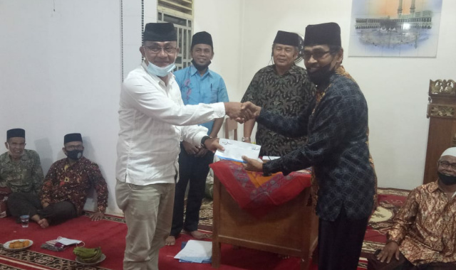 Pincab Bank Nagari Solok Yunasrul menyerahkan bantuan untuk masjid Al Huda.