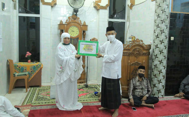 Ketua DPRD Nurnisma menyerahkan bantuan.