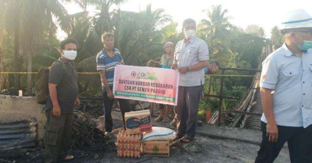 Pihak PT Semen Padang memberikan bantuan untuk korban kebakaran di Batu Gadang