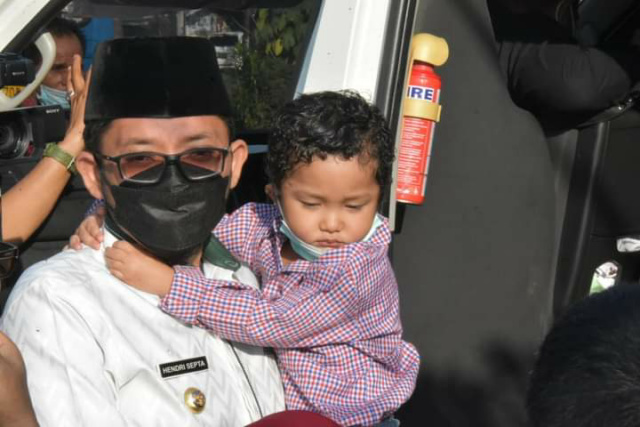 Walikota Padang Hendri Septa mengendong Arka Mahesa Putra (4) yang dijamu menginap di rumah dinas Walikota 