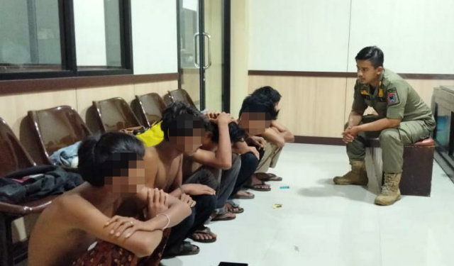 Lima remaja diamankan Satpol PP Payakumbuh saat sedang asyik menghirup lem