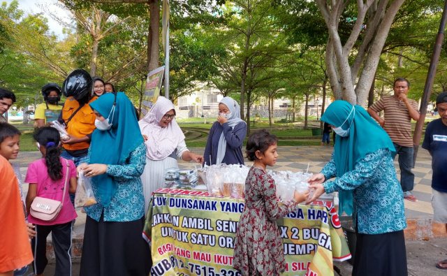 Tim Penggerak PKK Kabupaten Pesisir Selatan, melakukan kegiatan pembagian takjil kepada masyarakat yang melintas di Jalan Ilyas Yakub, tepatnya di depan Taman Spora Kota Painan