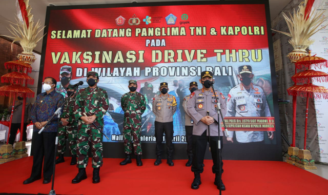 Panglima TNI Marsekal Hadi Tjahjanto dan Kapolri Jenderal Listyo Sigit Prabowo meninjau langsung pelaksanaan vaksinasi massal di Bali.