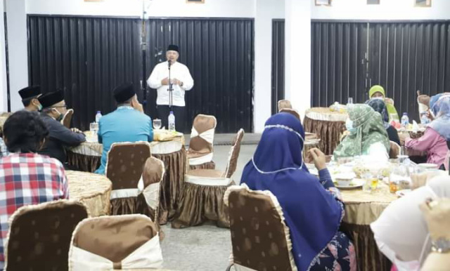 Walikota Zul Elfian dihadapan peserta berbuka bersama.