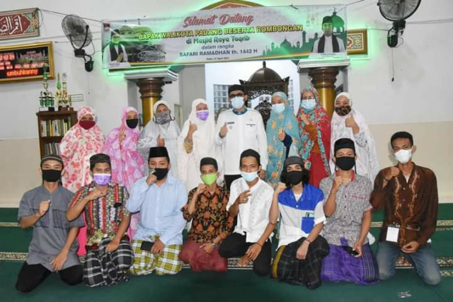 Walikota Padang Hendri Septa mengunjungi Masjid Ray Taqrib, Kelurahan Rawang, Kecamatan Padang Selatan