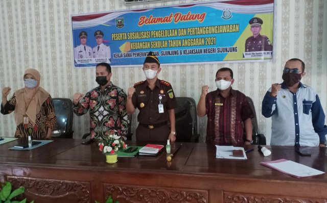 Wabup Sijunjung, didampingi Kajari dan Kadis P dan K serta Tim saber Pungli memberikan salam semangat kepada peserta