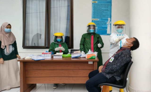 Suasana saat swab test massal di Kampus IPDN Baso berlangsung