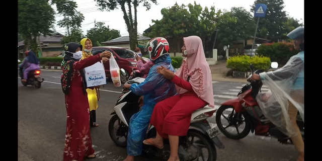 Suasana saat sejumlah kader DPD Golkar Agam bagikan Takjil