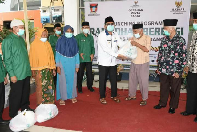Walikota Padang Hendri Septa serahkan paket sembako
