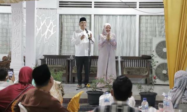 Wakil Walikota Solok Ramadhani Kirana Putra dan Ketua GOW Kota Solok Ny. Dona Ramadhani adakan berbuka puasa bersama dengan Pengurus GOW, PERSIT, BHAYANGKARI, IWAPI, IPI, PPNI, IDI , di rumah Dinas Wakil Walikota