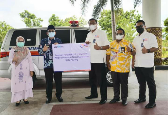 Satu unit mobil ambulance bantuan program Corporate Social Responsibility (CSR) dari BRI Wilayah Padang diserahkan kepada Pemerintah Kota Padang