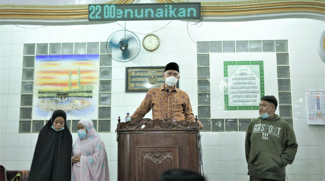 Gubernur Sumatera Barat Mahyeldi Ansarullah melaksanakan safari Ramadhan mandiri ke Mesjid Darussalam Kelurahan Padang Tiakar Kecamatan Payakumbuh Timur
