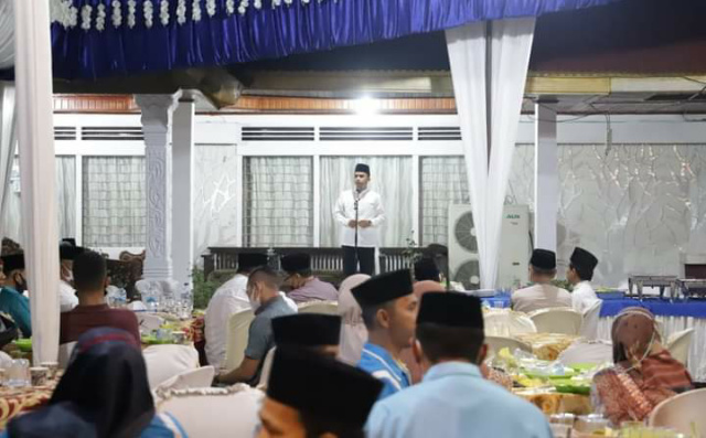 Wakil Walikota Solok Ramadhani Kirana Putra ketika berbuka puasa bersama sejumlah elemen dan organisasi