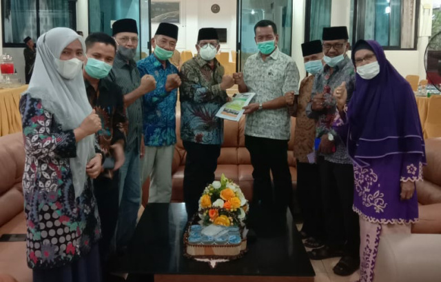 Ketua Dewan Pembina Yayasan Gerakan seribu (Gebu) Pesisir Selatan, (Pessel), H.Darizal Basir menyerahkan Struktur Kepengurusan Gebu Pessel kepada Bupati Rusma Yul Anwar