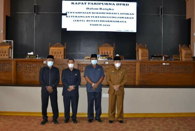 Pimpinan DPRD Dharmasraya, foto bersama bersama dengan sekda selesai menyerahkan rekomendasi LKPj.