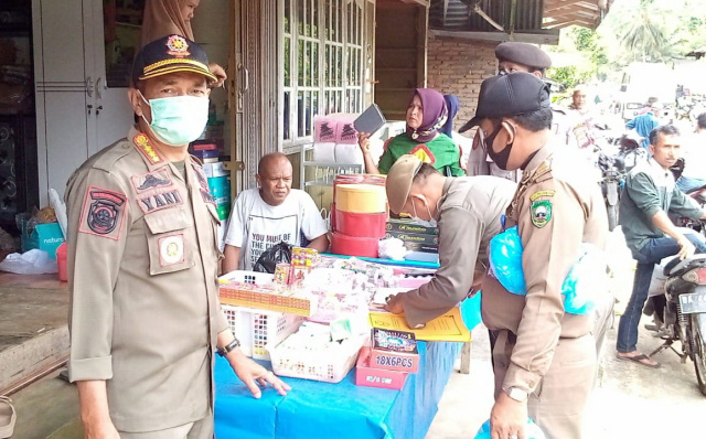 Satuan Polisi Pamong Praja dan Pemadam Kebakaran (Satpol PP dan Damkar) Pasaman gelar razia petasan di berbagai pasar tradisional di daerah itu.