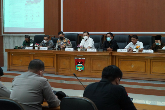 Pemerintah Kota Bukittinggi menggelar rapat evaluasi penanganan Covid-19 di ruang rapat utama Balaikota Bukittinggi