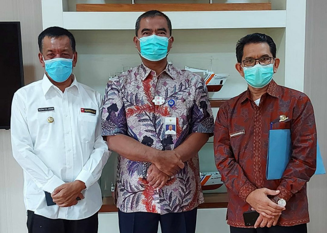 Dirjend Perhubungan Laut Kementerian Perhubungan, Agus Purnomo, (tengah) Bupati Rusma Yul Anwar, dan Kadis Perhubungan Pesisir Selatan, Gunawan, foto bersama usai pertemuan.