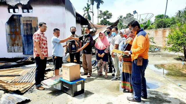 Penyerahan bantuan dari Pemko Payakumbuh kepada korban kebakaran du Tiakar