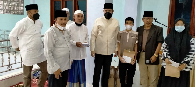 Pengurus Masjid Nurul Amri diabadikan bersama Wako Fadhly Amran usai penyerahan dana dari jamaah untuk anak yatim, Jumat (30/4) malam.