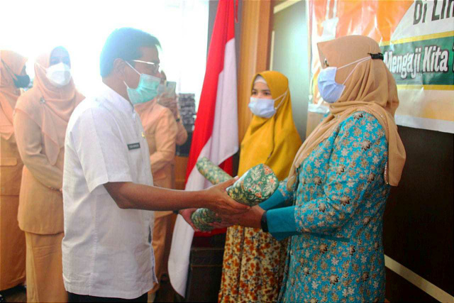 Sekda Bukittinggi Yuen Karnova serahkan hadiah lomba Tahsin