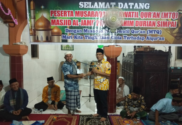 Ketua DPD Partai Golkar Dharmasraya Ir H Adi Gunawan, MM, serahkan bantuan kepada pengurus Masjid Al Jami Baitulrahim Jorong Durian Simpai, saat safari Ramadan.
