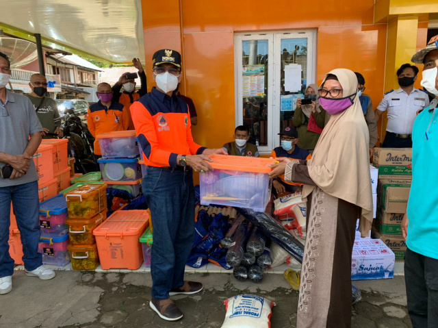 Bupati Limapuluh Kota Safaruddin Dt. Bandaro Rajo menyerahkan bantuan untuk warga terdampak banjir Nagari Manggilang.