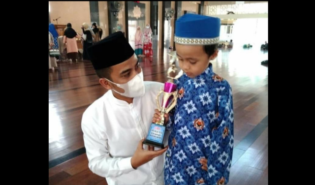 Wakil Walikota Ramadhani Kirana Putra menyerahkan piala kepada Rasyid Fatiha.