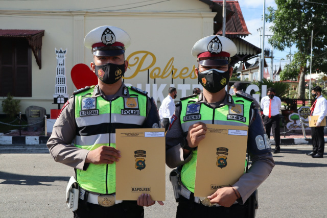 Dua personel Satlantas Polres Bukittinggi yang mendapat penghargaan 