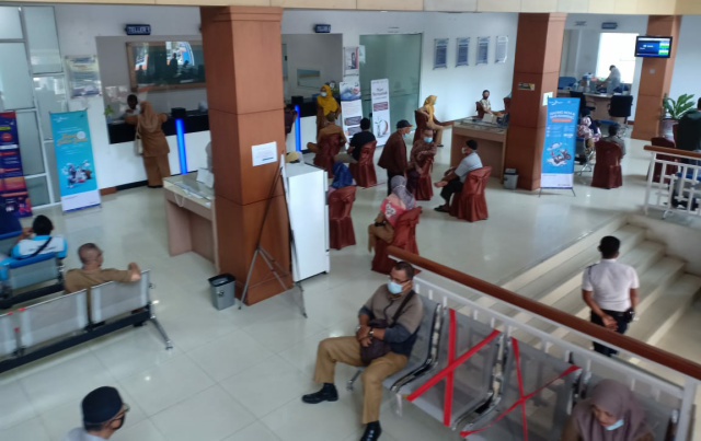 Kunjungan ke Bank Nagari Sijunjung, menerapkan prokescovid 19 dalam memberikan  pelayanan