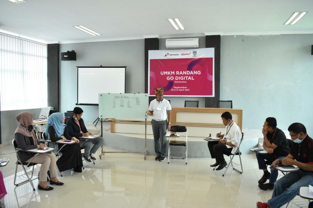 Wakil Wali Kota Payakumbuh Erwin Yunaz bersama stakeholder terkait melaksanakan diskusi di Aula Dinas Tenaga Kerja dan Perindustrian (Disnakerperin) Kota Payakumbuh