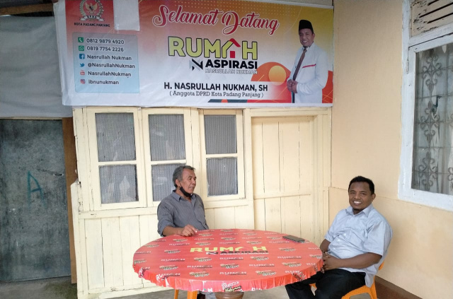 Watawan Minangsatu.com, Asril Dt Pangulu Batuah, saat berbincang dengan senator lokal PKS, Nasrullah Nukman di komplek Rumah Aspirasinya, Selasa petang.