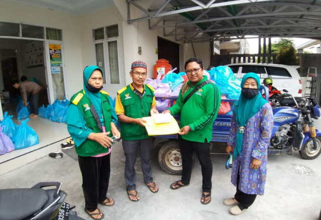 Penyerahan bantuan daru Baznas Bukittinggi kepada mustahik