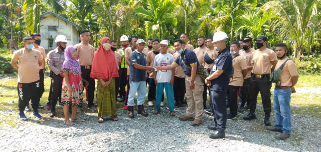Sekuriti Semen Padang gelar kegiatan sosial dan serahkan Zakat Fitrah untuk masyarakat lingkungan