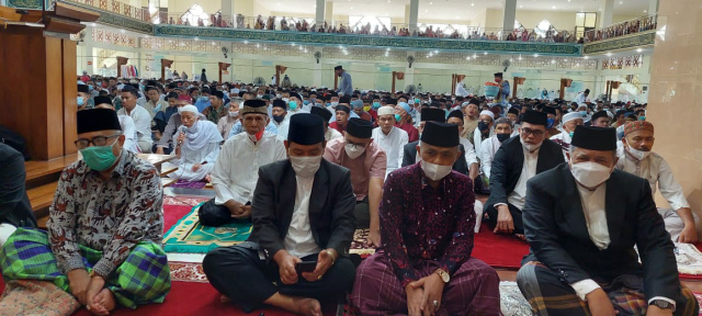 Walikota Solok Zul Elfian Umar di Masjid Agung Almuchsinin.