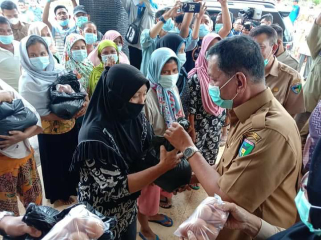 Bupati Pessel Rusma Yul Anwar serahkan bantuan untuk korban banjir di Rahul