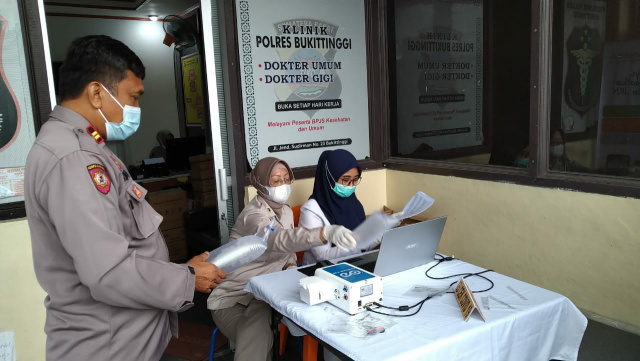 Personel Polres Bukittinggi jalani pemeriksaan dengan genose