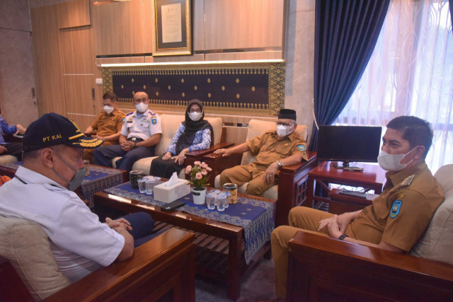 Direktur Keuangan PT. KAI, Salusra Wijaya, ketika mengunjungi Kota Sawahlunto dan bertemu dengan Walikota Deri Asta, pada Senin 17 Mei 2021