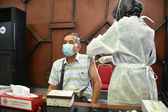 Vaksinasi lansia dosis kedua di Semen Padang